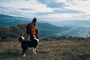 femmes en marchant suivant à le chien dans la nature paysage montagnes Voyage photo