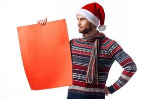 Beau homme dans une Noël chapeau avec rouge maquette affiche copie-espace studio photo