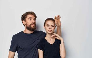 Jeune couple dans noir t-shirts la communication mode de vie relation amicale photo