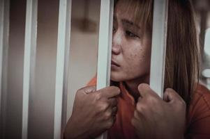 mains de femmes désespéré à capture le le fer prison, prisonnier concept, thaïlande les gens, j'espère à être gratuit, si le violer le loi aurait être arrêté et emprisonné. photo