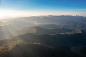 aérien Haut vue de Montagne et brouillard à lever du soleil dans le Matin. photo
