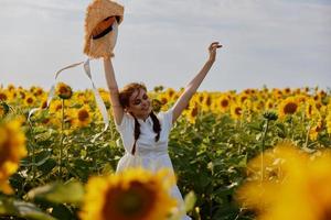 femme avec deux nattes à la recherche dans le tournesol champ campagne photo