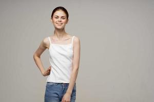 de bonne humeur femme dans blanc T-shirt réchauffer épaules santé photo