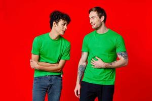 deux copains vert t-shirts la communication mode de vie rouge Contexte photo