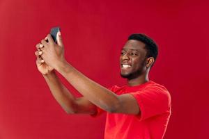 de bonne humeur homme avec téléphone dans mains psychologie la communication joie isolé Contexte photo