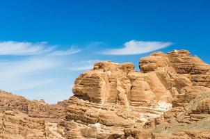 formations rocheuses brun clair et ciel bleu photo