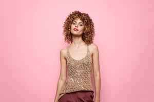 sexy modèle mode vêtements T-shirt avec paillettes marron pantalon frisé cheveux Contexte photo