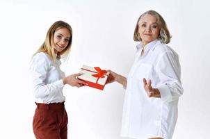 maman et fille sont permanent suivant à une cadeau vacances émotions photo