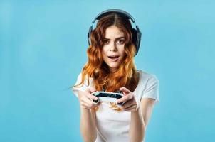 femme dans écouteurs avec une manette dans sa mains pièces vidéo Jeux photo