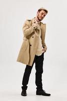 homme dans beige manteau l'automne style studio plein croissance côté vue photo