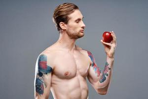 tatoué homme nu torse musclé muscles sport aptitude Pomme santé photo