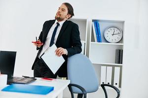 homme dans une costume officiel les documents travail Bureau les technologies photo