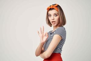 femme dans rayé T-shirt avec bandage sur sa tête posant fermer photo