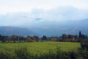 montagnes vert herbe montagnes brouillard Voyage la nature photo