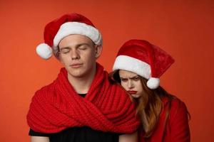 Jeune couple dans Nouveau années vêtements Noël vacances isolé Contexte photo