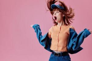 beauté mode femme dans une casquette et denim veste posant Couleur Contexte inchangé photo