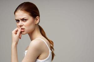 femme dans blanc T-shirt rhumatisme douleur dans le cou santé problèmes isolé Contexte photo