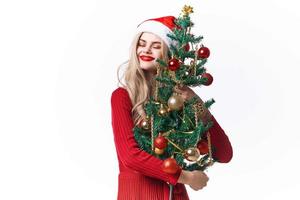 joyeux femme habillé comme Père Noël Noël arbre vacances cadeau mode de vie photo