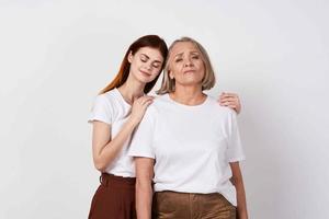 petite fille et grand-mère sont permanent suivant à famille l'amour studio photo