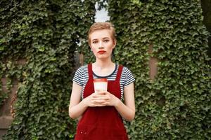 jolie femme en plein air une tasse de café loisir marcher photo