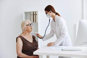 infirmière dans blanc manteau patient examen santé se soucier photo