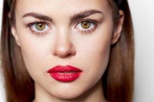 femme avec rouge lèvres visage proche en haut studio photo