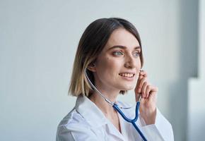 bleu stéthoscope femme médecin professionnel ouvrier portrait tondu vue photo