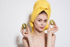 de bonne humeur femme nu épaules kiwi dans le mains de pur peau Naturel produits de beauté photo