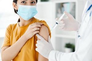 médecin donnant injection à les patients épaule fermer tondu vue vaccination photo