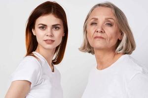 petite fille et grand-mère sont permanent suivant à famille l'amour studio photo