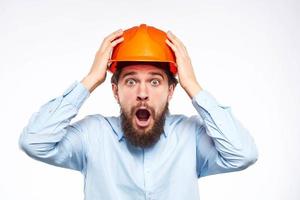 homme dans un Orange casque chemise ingénierie travail construction tondu vue photo