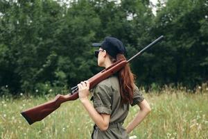 femme soldat arme des lunettes de soleil Voyage dans arrière vue vert salopette photo