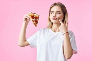 de bonne humeur jolie femme dans blanc T-shirt Pizza vite nourriture casse-croûte restaurant photo