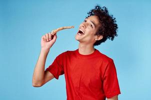 content gars avec tranche de Pizza sur bleu Contexte frisé cheveux émotions tondu vue photo