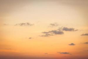 nuage sur le ciel au coucher du soleil photo