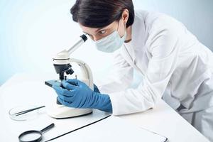 femme dans blanc manteau microscope science travail professionnels photo