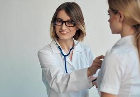 femme professionnel médecin avec des lunettes stéthoscope patient santé photo