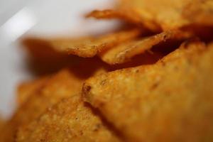 fait maison tortilla épicé frites fabriqué avec plat pain et cuit dans four proche en haut macro Contexte gros Taille haute qualité instant en mangeant impressions photo