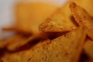 fait maison tortilla épicé frites fabriqué avec plat pain et cuit dans four proche en haut macro Contexte gros Taille haute qualité instant en mangeant impressions photo