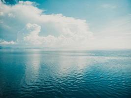 vue aérienne de la belle mer et eau de surface de l'océan pour le fond photo