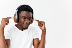 homme dans écouteurs écoute à la musique mode de vie tondu vue photo