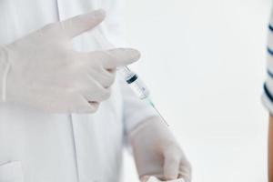 médecin dans médical gants seringue dans main injection convoitise vaccination photo