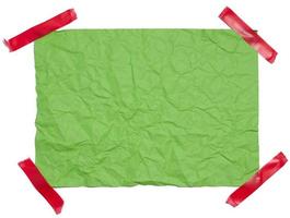 froissé rectangulaire feuille de vert papier sur une blanc arrière-plan, Haut voir. endroit pour une inscription photo