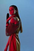 photo jolie femme charme posant rouge lumière métal armure sur main inchangé