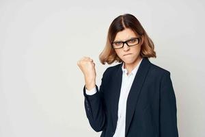 affaires femme dans costume gestes avec main émotions travail studio photo