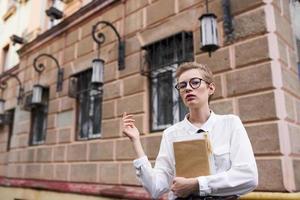 étudiant sur le rue près le bâtiment du repos éducation photo