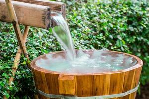 en bois barils pour Naturel onsen, vapeur chaud l'eau de Naturel chaud ressorts, doux se concentrer. photo