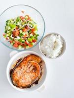 en bonne santé équilibré repas le déjeuner assiette - cuit Saumon photo