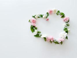 Cadre dans forme de cœur de rose, blanc oeillets photo