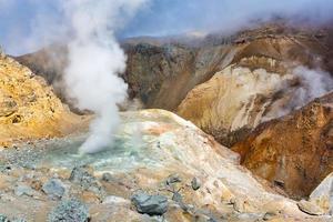 cratère de actif volcan, étourdissant volcanique paysage fumerolle et chaud printemps, lave champ, gaz-vapeur activité. paysage vue de Voyage les destinations photo